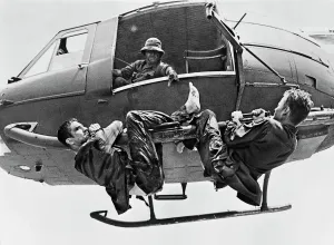 Vietnam War Prints: StudioCANAL The Deer Hunter (1978) Print: Robert De Niro and John Savage in helicopter scene
