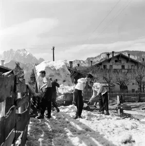 Black And White Winter Scene Prints: div1954 bw neg 059
