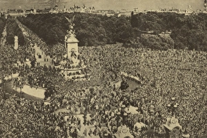 Crowds outside Buckingham Palace for VE Day Crowds outside Buckingham Palace for VE Day