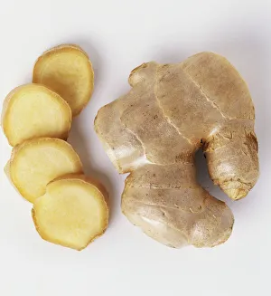 Whole root of ginger and sliced ginger