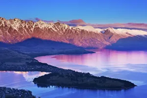 Queenstown and Lake Wakatipu at dusk, New Zealand Queenstown and Lake Wakatipu at dusk, New Zealand