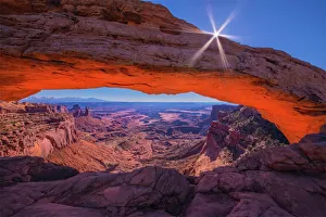 Sunstar and morning light at Mesa Arch, Canyonlands National Park, Utah Sunstar and morning light at Mesa Arch, Canyonlands National Park, Utah