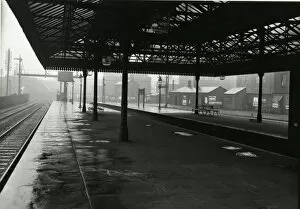 Images Dated 27th March 1985: Wigan station, Lancashire & Yorkshire Railway. View of platforms looking towards Liverpool