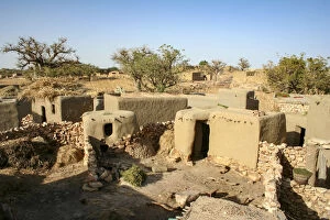 Cliff of Bandiagara (Land of the Dogons) Collection: Adobe huts in village of Bandiagara