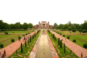 Taj Mahal Print: Vista dei Giardini e del Portale Principale