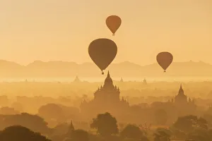 Travel imagery/unesco world heritage/balloons flying bagan myanmar Travel imagery/unesco world heritage/balloons flying bagan myanmar