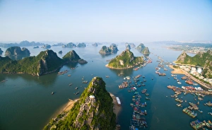 Beautiful seascape in Halong bay, Vietnam Beautiful seascape in Halong bay, Vietnam
