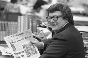 Roger Ebert holds a Pulitzer Prize Print announcing his winning