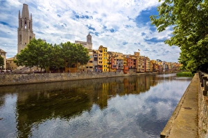 Church of San Feliu or Church of Sant Felix, colourful houses on the Onyar river, Girona Church of San Feliu or Church of Sant Felix, colourful houses on the Onyar river, Girona