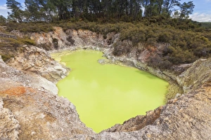 The Devils Bath, a pool of sulphurous water in the Waiotapu thermal area in the Taupo The Devils Bath, a pool of sulphurous water in the Waiotapu thermal area in the Taupo