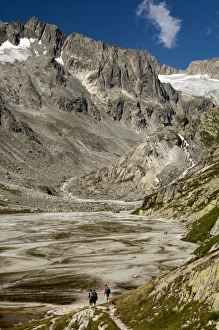 Hikers on the Baechlisboden floodplain, with Baechlital Hut on a ledge, Baechli Valley Hikers on the Baechlisboden floodplain, with Baechlital Hut on a ledge, Baechli Valley