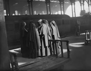 Liverpool Street Station Prints: Backs To The World