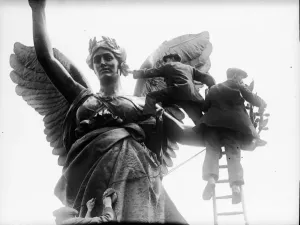Fine Art Storehouse Print: Cleaning Boadicea Statue, 1929
