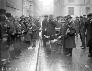 Fox Photos Getty Images Vintage Prints: Queue Buskers