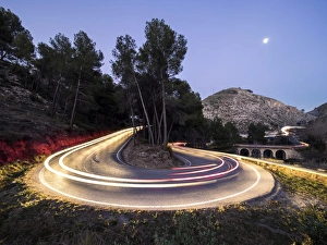 Lights of vehicles in movement circulating along a carretera with curves very closed Lights of vehicles in movement circulating along a carretera with curves very closed
