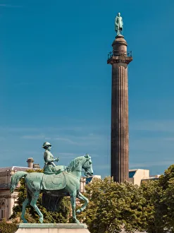 Liverpool, Queen Victoria and Wellington statues Liverpool, Queen Victoria and Wellington statues