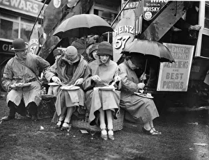 <b class=qtipBold><figcaption>Lunch In Rain</figcaption></b><br>27th May 1925: A group of racegoers having lunch in the rain on Derby day at Epsom. (Photo by E. Bacon/Topical Press Agency/Getty Images) Lunch In Rain