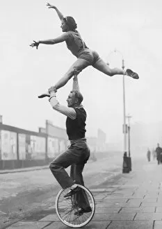 Images Dated 30th August 2005: Male acrobat on unicycle supporting woman in air (B&W)