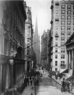 Pedestrians and horsedrawn carriages on Wall Street 1915 Pedestrians and horsedrawn carriages on Wall Street 1915