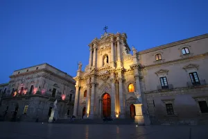 Piazza Duomo at night Ortigia (Ortygia), Syracuse (Siracusa), Sicily, Italy Piazza Duomo at night Ortigia (Ortygia), Syracuse (Siracusa), Sicily, Italy