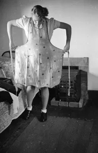 World War II Women Prints: The Apron Strings