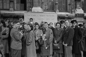 Britain Can Make It Exhibition Queue Print, Autumn 1946