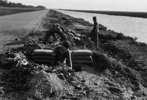 Middle East Conflict Images Prints: Digging In