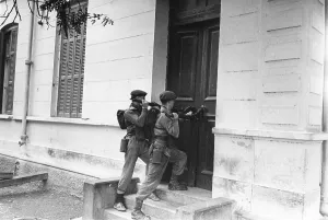 Middle East Conflict Images Prints: Forced Entry
