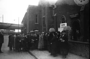 Picture Post Magazine Archive Prints: Granny Queue