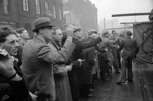 Vintage Black And White Images UK Prints: Sideshow Spectators