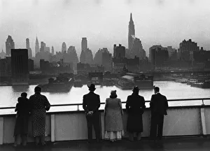 Picture post premier british news magazine/kurt hutton picture post prints/queen mary passengers view new york dawn Picture post premier british news magazine/kurt hutton picture post prints/queen mary passengers view new york dawn