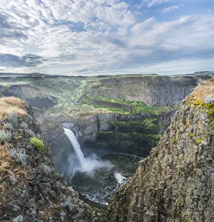 Scenic view of Palouse Falls on cloudy day, Palouse Falls State Park, Washington State Scenic view of Palouse Falls on cloudy day, Palouse Falls State Park, Washington State
