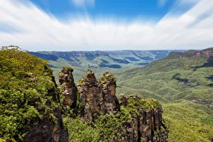 Three sisters hanging rock, Blue Mountains, New South Wales, Australia Three sisters hanging rock, Blue Mountains, New South Wales, Australia