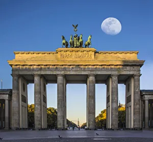 Super Moon over Brandenburg Gate (Brandenburger Tor), Berlin, Germany Super Moon over Brandenburg Gate (Brandenburger Tor), Berlin, Germany