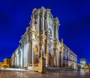 Syracuse Cathedral and Archbishops Palace in Syracuse at dusk - Sicily, Italy Syracuse Cathedral and Archbishops Palace in Syracuse at dusk - Sicily, Italy