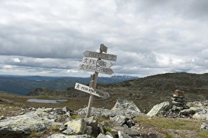 Upland fjell, Peer Gynt Stien hiking trail, signposts at Mt Ruten, 1516m, towards Fefor Upland fjell, Peer Gynt Stien hiking trail, signposts at Mt Ruten, 1516m, towards Fefor