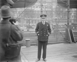 Europeana Historical Images Prints: Thames thrill rescue. Lt Com Michell, of HMS President, lying off Thames Embankment