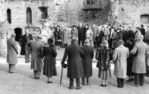 Bodiam, Sussex: at Bodium Castle the Honourable Harold Nicolson (second from left Bodiam, Sussex: at Bodium Castle the Honourable Harold Nicolson (second from left