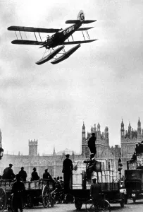 Cobham flies over Thames - flight to Australia and back - ? TopFoto Cobham flies over Thames - flight to Australia and back - ? TopFoto