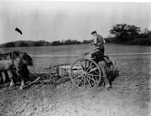 Farmers with their horse drawn Suntyne seed drill in Darenth, Kent. 1938 Farmers with their horse drawn Suntyne seed drill in Darenth, Kent. 1938