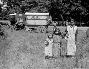 Caravan Prints: Romany Gypsy Girls on Epsom Downs Print