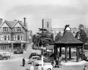 Kings Square ( Market Place ) Enfield Town, London, with the King s Head Public House Kings Square ( Market Place ) Enfield Town, London, with the King s Head Public House