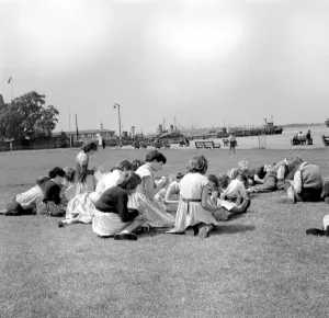 River side lesson: Children of Holy Trinity Church of England School, Gravesend, Kent River side lesson: Children of Holy Trinity Church of England School, Gravesend, Kent