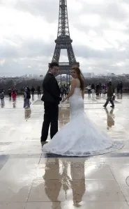 A Chinese maried couple poses in front of the Eiffel tower on February 25, 2014, in Paris A Chinese maried couple poses in front of the Eiffel tower on February 25, 2014, in Paris