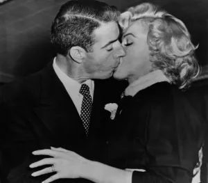 Marilyn Monroe Kisses Joe Di Maggio Marilyn Monroe Kisses Joe Di Maggio