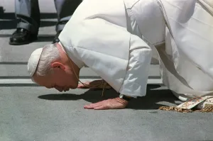 New Zealand-Pope Kisses the Ground New Zealand-Pope Kisses the Ground