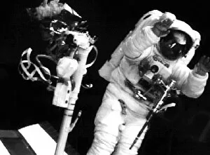 Images Dated 9th December 1993: Us-Astronaut Waves from Spac