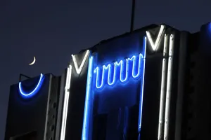 Us-Miami Beach-Art Deco-Building-Moon Us-Miami Beach-Art Deco-Building-Moon