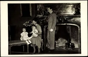 Ak Henri Robert Ferdinand von Orleans with family, fireplace (b/w photo) Ak Henri Robert Ferdinand von Orleans with family, fireplace (b/w photo)