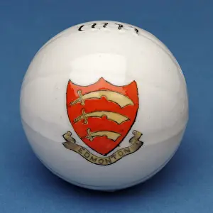 Armorial souvenir miniature football with transfer of the Edmonton crest (ceramic) Armorial souvenir miniature football with transfer of the Edmonton crest (ceramic)